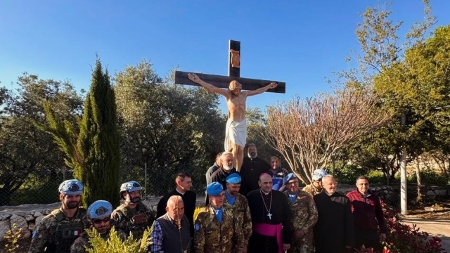 Κυανόκρανοι του ΟΗΕ αντικατέστησαν το κατεστραμμένο άγαλμα του Ιησού στον νότιο Λίβανο, δείτε βίντεο