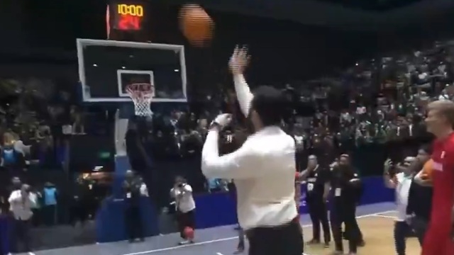 Ο πρόεδρος της Συρίας έδειξε ξανά την αγάπη του για το μπάσκετ: Άστοχος στα σουτάκια που επιχείρησε στα εγκαίνια κλειστού στη Δαμασκό