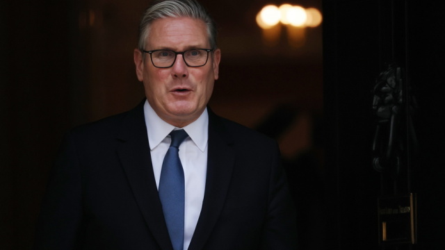 Ο Στάρμερ παλεύει για την πολιτική του επιβίωση: Τα σκάνδαλα και εσωκομματικές πιέσεις που απειλούν να τον «γκρεμίσουν»
