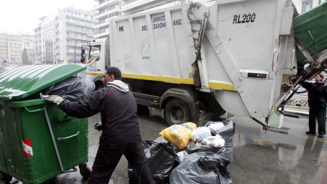 46χρονος βρέθηκε μέσα σε απορριμματοφόρο στη Θεσσαλονίκη, βγήκε ζωντανός επειδή σταμάτησε αυτόματα η πρέσα