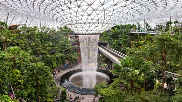 Μέσα στο καλύτερο αεροδρόμιο του κόσμου με τους τροπικούς κήπους, τους κινηματογράφους και τον εντυπωσιακό καταρράκτη, δείτε βίντεο