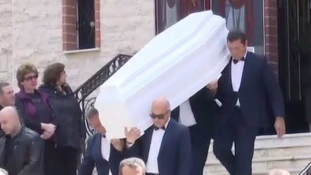 Σε κλίμα οδύνης το τελευταίο αντίο στον 27χρονο που δολοφονήθηκε στον Άγιο Δημήτριο