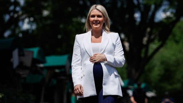 Αποχωρεί με άδεια μητρότητας η εκπρόσωπος του Λευκού Οίκου Κάρολαϊν Λέβιτ