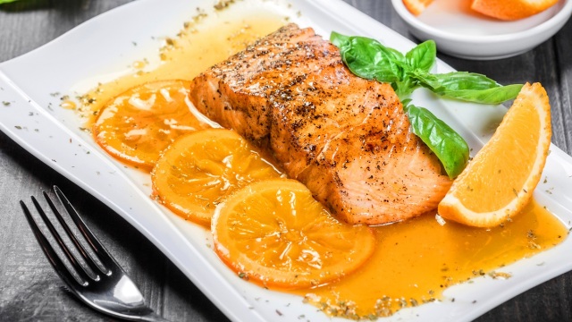 Φιλέτα σολομού με γλάσο από μέλι και πορτοκάλι στο air fryer
