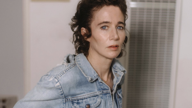 Miranda July: Ποια είναι η καλλιτέχνιδα που έρχεται στην Αθήνα σήμερα και μας καλεί να χαθούμε στη διαδρομή της
