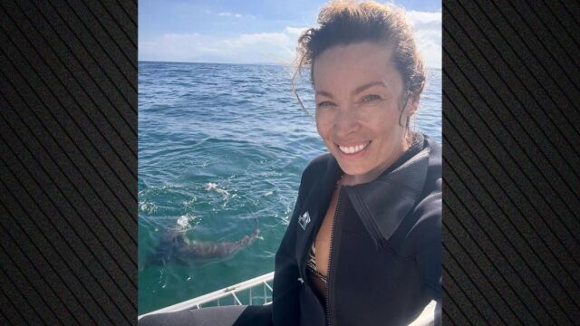 Η Μαριέττα Χρουσαλά κολύμπησε με λευκούς καρχαρίες