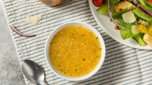 Σπιτικά ντρέσινγκ με ελαιόλαδο – 12 προτάσεις που θα νοστιμίσουν τις σαλάτες σας