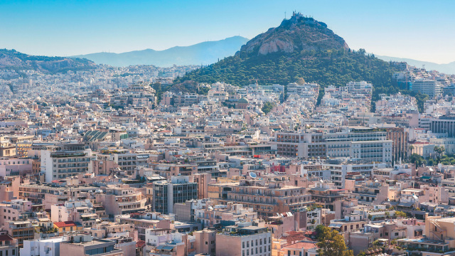 Φταίει ο Καραμανλής; Το «έπος» της αντιπαροχής, πώς η Αθήνα γέμισε πολυκατοικίες