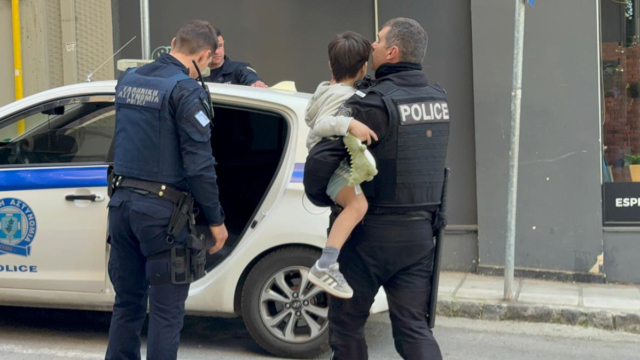 Ελεύθερη η μητέρα του 5χρονου που πετούσε πράγματα από το μπαλκόνι όσο ήταν μόνος στο σπίτι