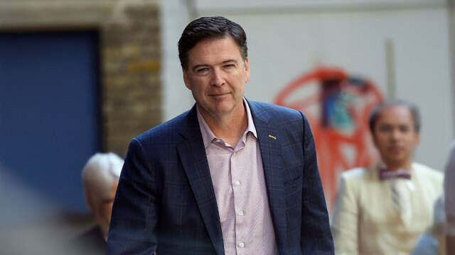 Ο πρώην διευθυντής του FBI Τζέιμς Κόμεϊ κατηγορείται για διαρροή πληροφοριών που αφορούν την εθνική άμυνα
