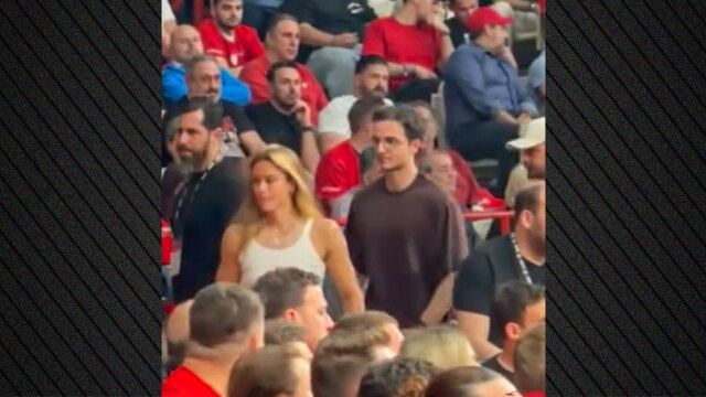 Μητσοτάκης και Σάκκαρη στις εξέδρες του ΣΕΦ για το Ολυμπιακός - Μονακό, δείτε βίντεο 