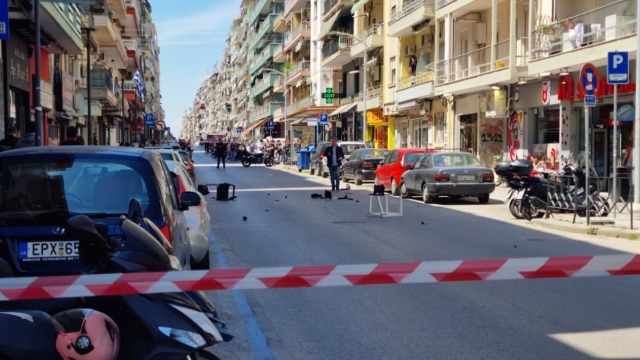 Συναγερμός στη Θεσσαλονίκη: 20χρονος πετά αντικείμενα από το μπαλκόνι του και ζητά να μιλήσει με ψυχολόγο, δείτε βίντεο