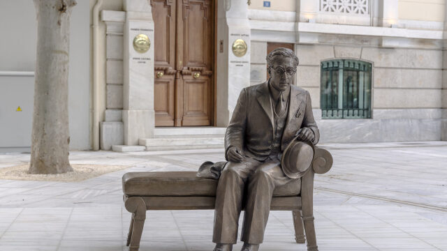 Ταξίδι σε πόλεις του κόσμου με όχημα ένα παγκάκι για τον Καβάφη
