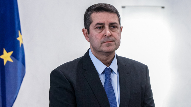Αντιδρά μετά από 17 ημέρες νοσηλείας ο Γιώργος Μυλωνάκης, τον επισκέφτηκε ο πρωθυπουργός

