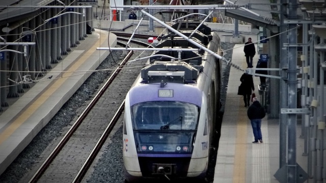 Ομαλοποιείται η σιδηροδρομική κυκλοφορία στον Προαστιακό στο τμήμα Νέα Πέραμος-Άνω Λιόσια έπειτα από φωτιά στον Ασπρόπυργο