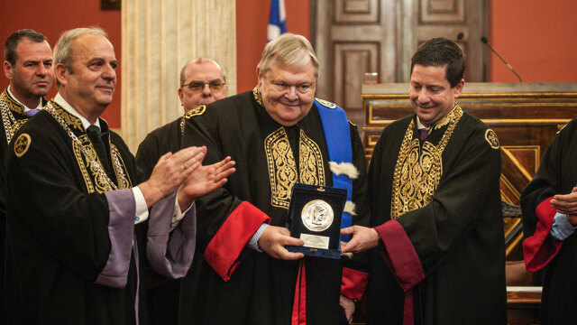Επίτιμος διδάκτορας της Νομικής Σχολής του ΕΚΠΑ αναγορεύτηκε ο Ευάγγελος Βενιζέλος - Ποιοι πήγαν στην τελετή, η ομιλία του, δείτε βίντεο