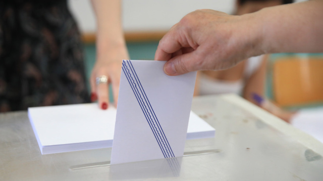 Δύο νέες δημοσκοπήσεις δείχνουν διπλάσιο ποσοστό για την ΝΔ, ακούνητη η βελόνα του ΠΑΣΟΚ, άνοδος Τσίπρα, πτώση Καρυστιανού