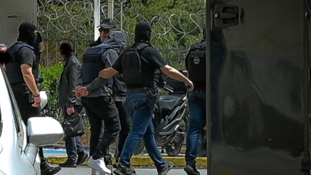 Δίωξη για εννέα κακουργήματα και έξι πλημμελήματα στους συλληφθέντες για τη δολοφονία του «θαμνάκια» Μοσχούρη