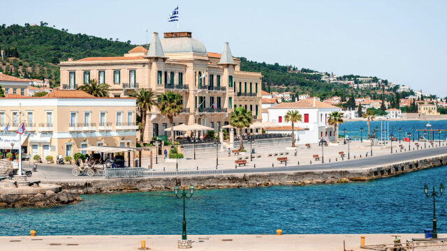 Σπέτσες: Ένας πλήρης οδηγός για τον κοσμοπολίτικο προορισμό του Αργοσαρωνικού
