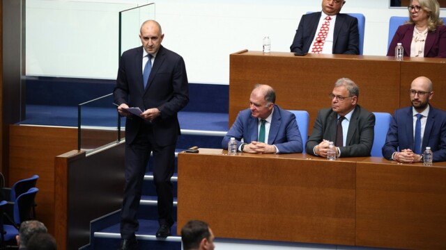 Και τυπικά πρωθυπουργός της Βουλγαρίας ο Ράντεφ, μετά τη σαρωτική νίκη στις εκλογές
