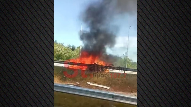 Αυτοκίνητο κάηκε ολοσχερώς στη μέση του δρόμου στο Δερβένι, δείτε βίντεο
