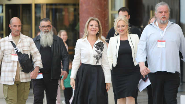 Το μαύρο τριαντάφυλλο της Καρυστιανού και η καθυστερημένη κατά μία ώρα άφιξη στο Ολύμπιον
