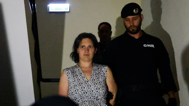 Προφυλακίστηκαν η 42χρονη και ο σύντροφός της που εγκατέλειψαν τα παιδιά στην Πορτογαλία: «Σόου» στα δικαστήρια, αυτή τραγουδούσε, εκείνος φώναζε «σας αγαπώ»