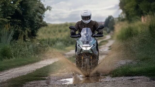 Το adventure scooter της Phelon & Moore έφτασε στην Ελλάδα - Πόσο κοστίζει;