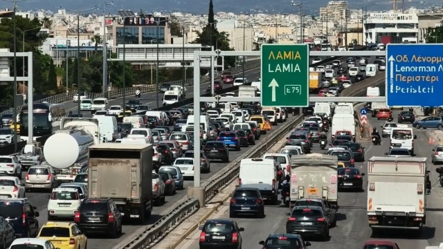 Έξοδος Αγίου Πνεύματος: Μετ' εμποδίων η κίνηση στον Κηφισό, καθυστερήσεις στην Αττική Οδό,  δυσκολίες στην Αθηνών - Κορίνθου
