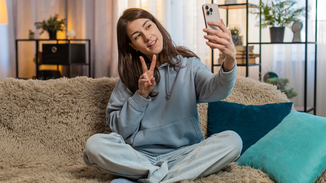 Προσοχή στις selfies: Γιατί η κίνηση «V» στις φωτογραφίες κρύβει κινδύνους για τα αποτυπώματά μας
