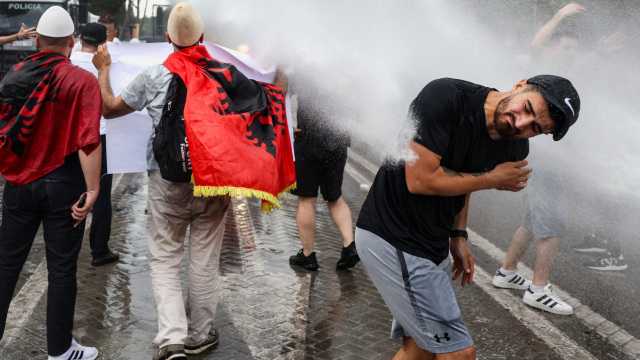 Μαζικές διαδηλώσεις στην Αλβανία για το θέρετρο του γαμπρού του Τραμπ, στο στόχαστρο η κυβέρνηση Ράμα
