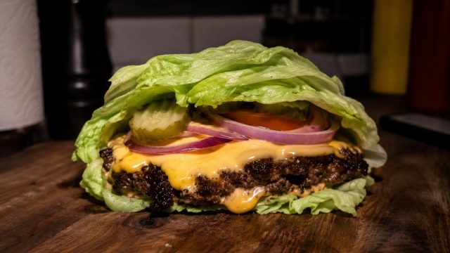 Lettuce wrap burger: Φτιάχνουμε το viral burger των In-N-Out Burger – Πόσες θερμίδες γλιτώνετε;