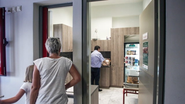 Τέλος πατατάκια και σοκολάτες στα σχολικά κυλικεία: Η λίστα με τα απαγορευμένα σνακ

