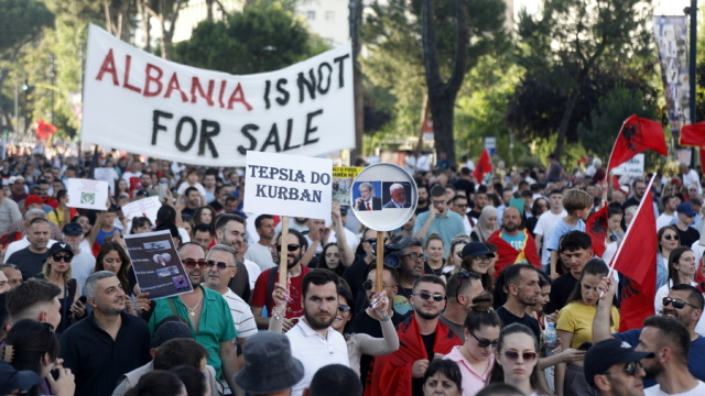 Εντάλματα σύλληψης για 20 άτομα που φέρονται να συνδέονται με το θέρετρο Κούσνερ στην Αλβανία