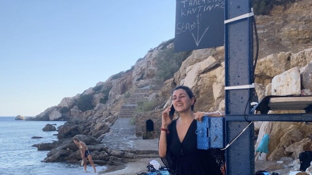 «Είναι χαραγμένη μέσα μου, τόσο που νιώθω ότι στο αίμα μου κυλά και λίγο μαστίχι»: Η Χίος της ηθοποιού Χρύσας Κλούβα