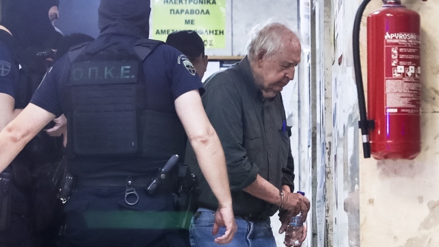 Ο Αλέξανδρος Γιωτόπουλος επιστρέφει στις φυλακές Κορυδαλλού, βίντεο από την έξοδό του από την Εισαγγελία Πειραιά