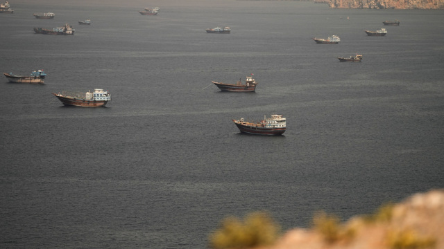 Bloomberg: Το Ομάν βάζει στο τραπέζι τέλη διέλευσης στα Στενά του Ορμούζ - Σκληρή γραμμή και από την Τεχεράνη