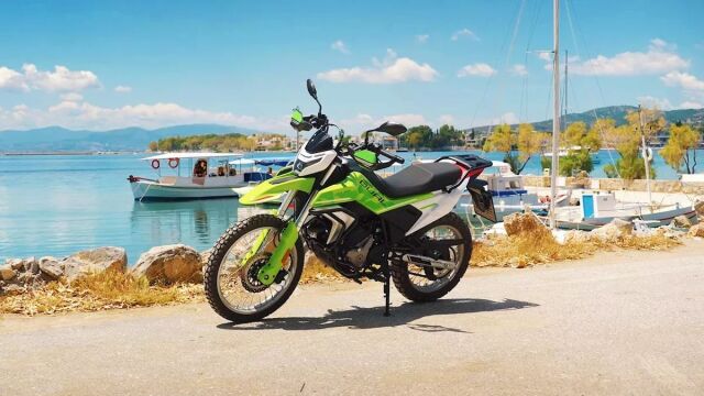 Τι μπορείς να κάνεις με την CFMoto Dual 250 στο νησί; (+video)