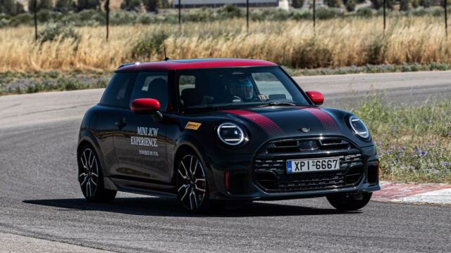 Οδηγούμε τα σπορ MINI John Cooper Works στην πίστα των Μεγάρων
