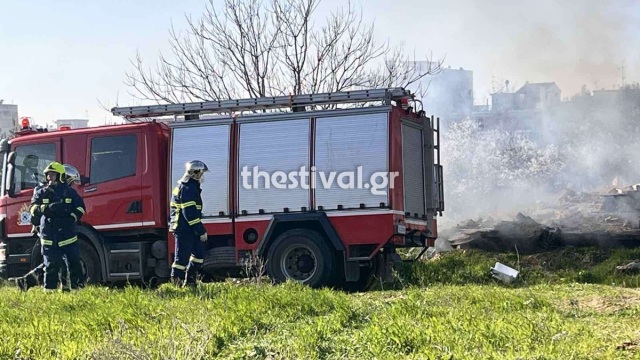 Καλύτερη η εικόνα της φωτιάς σε οικόπεδο στη Θέρμη Θεσσαλονίκης, δεν απειλούνται σπίτια