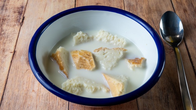 Τριψάνα: Το ξεχασμένο ελληνικό comfort food με δύο υλικά που μεγάλωσε ολόκληρες γενιές