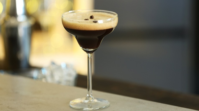 Espresso Martini: Πώς ένα κοκτέιλ με καφέ βρέθηκε ξανά στην κορυφή