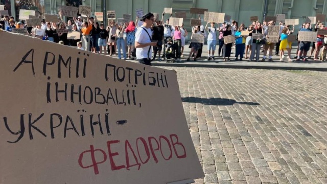 Στους δρόμους οι Ουκρανοί, διαμαρτύρονται για την αποπομπή του υπουργού Άμυνας, Φεντόροφ: «Ντροπή, υπονομεύετε τη νίκη»