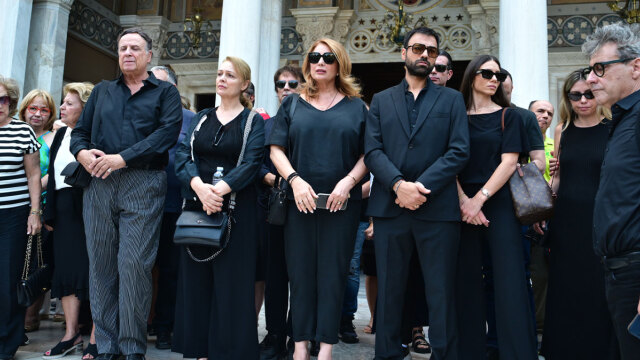«Ταξιδιάρα ψυχή και αιώνια έφηβη»: Με δάκρυα στα μάτια αποχαιρέτησαν τη Μάρω Κοντού