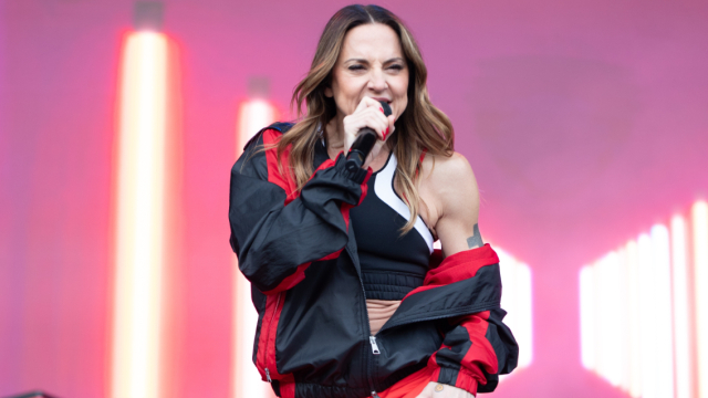 Η Mel C των Spice Girls παντρεύτηκε και έβαλε νυφικό σχεδιασμένο από τη Βικτόρια Μπέκαμ
