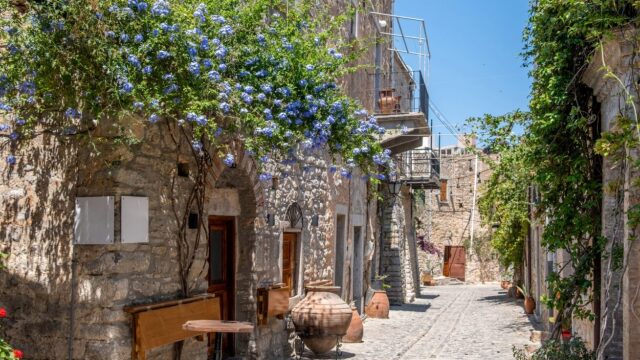 
Χίος: 20 οργανωμένες εξορμήσεις σε χωριά, μνημεία και παραλίες