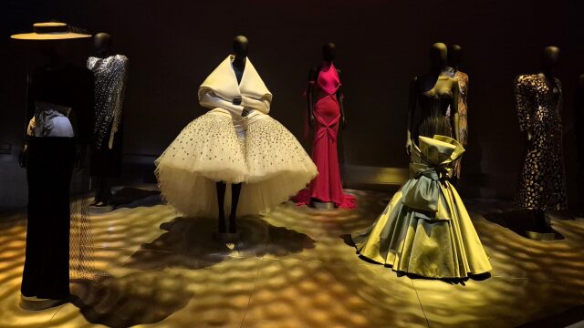 Επισκεφθήκαμε τη συναρπαστική έκθεση «Schiaparelli: Fashion Becomes Art» στο Victoria & Albert Museum του Λονδίνου
