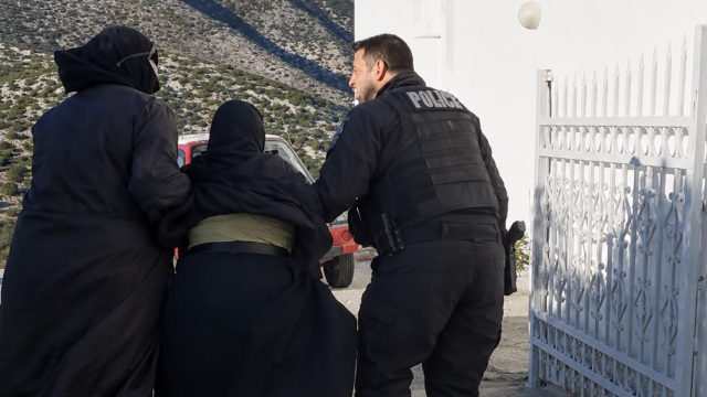 Βίντεο: Απομάκρυναν καλόγριες και ιερές εικόνες από τη Μονή Αγίων Θεοδώρων ενώ μαινόταν η φωτιά στην Πάρο