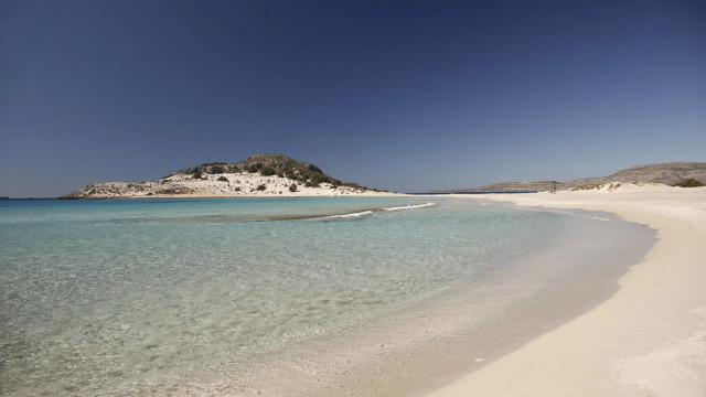 Γύρω από τη Μονεμβασιά: Παραλίες με τιρκουάζ νερά, ένα εντυπωσιακό σπήλαιο και μια προϊστορική πόλη κάτω από το νερό