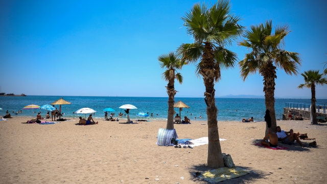 Με ήλιο, ζέστη και βοριάδες ως 7 μποφόρ – Πού θα αγγίξει ο υδράργυρος τους 37 βαθμούς